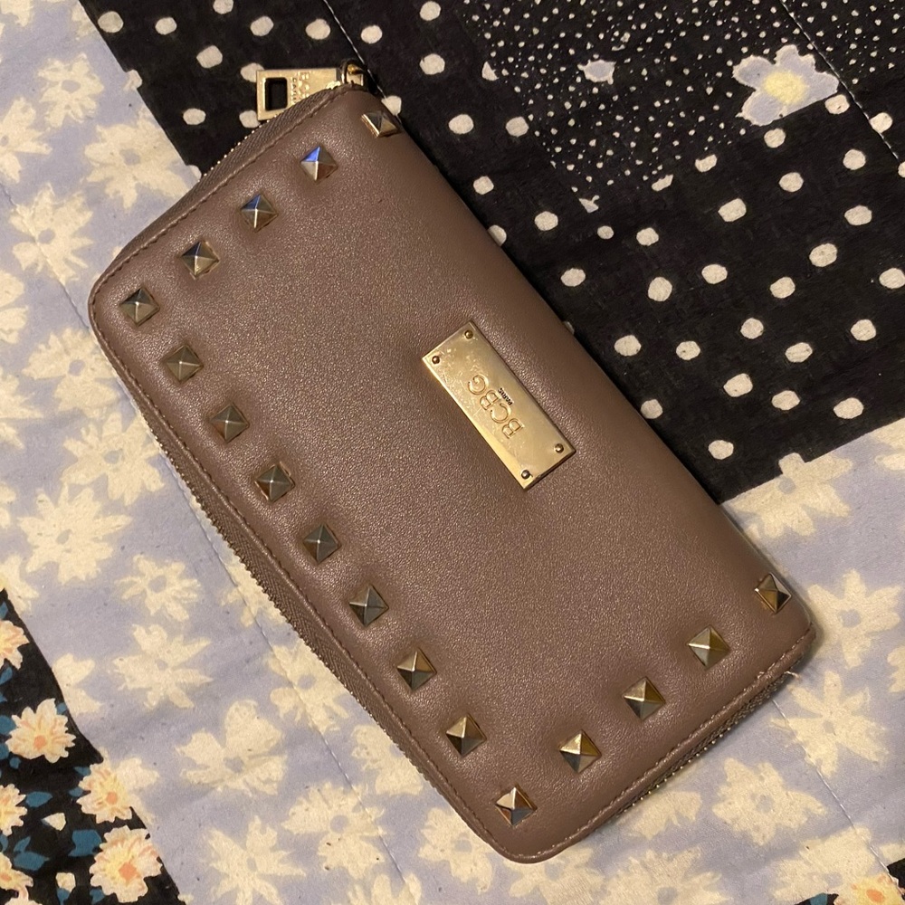 Beige BCBG studded accordion wallet ✨